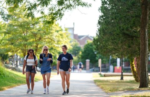 UNH students walking on campus