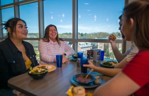 UNH students dining
