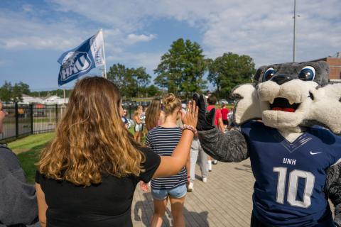 UNH students and Wildcat mascot