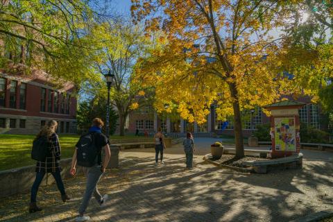 UNH students walking in Murkland Courtyard