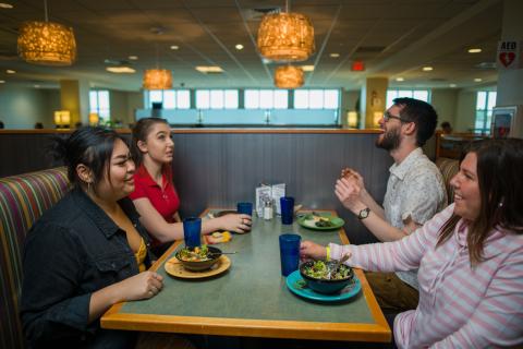UNH students dining