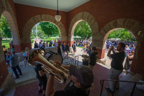 UNH Become the Roar orientation tradition