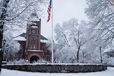 Snow on UNH Durham campus 