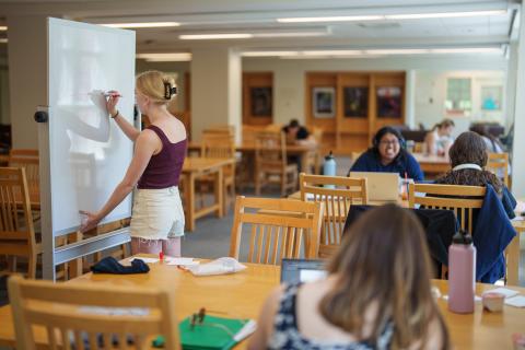 UNH students studying in Dimond Library 