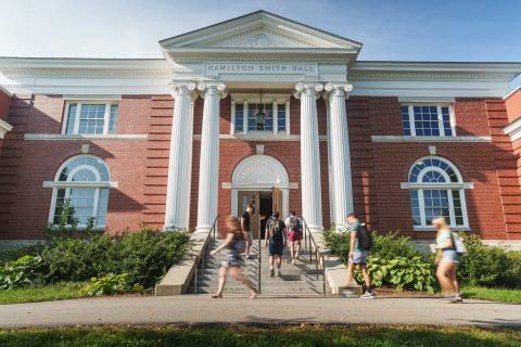 UNH students walking to class