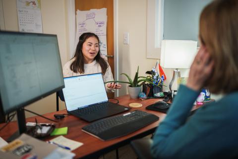 UNH student in advising session
