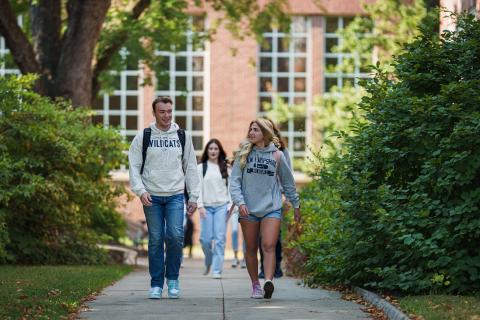 UNH students walking on campus