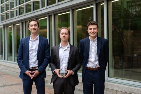 UNH students with prize