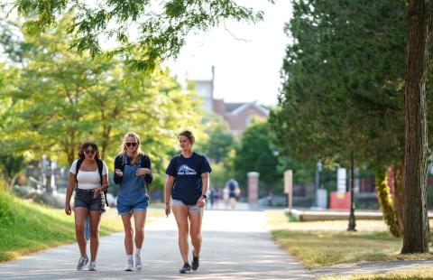UNH students walking on campus 