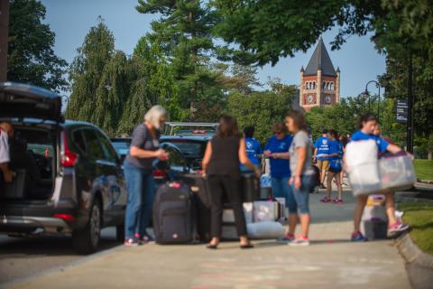 UNH parents helping their students move into college